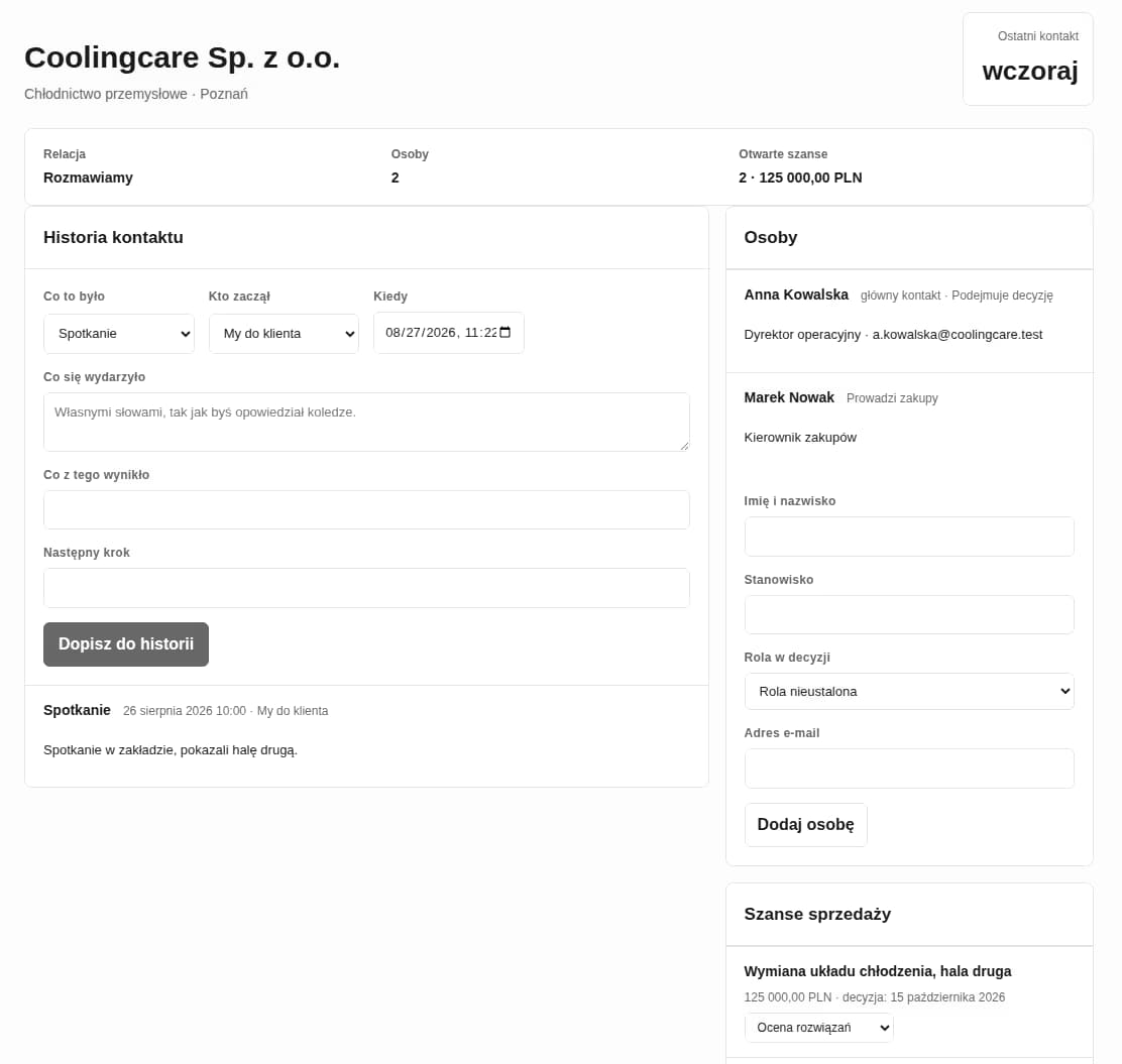 Karta klienta w aplikacji: firma Coolingcare, relacja „rozmawiamy”, dwie osoby po stronie klienta z rolami w decyzji, otwarte szanse na 125 000 zł z datą decyzji oraz historia kontaktu z ostatniego spotkania.